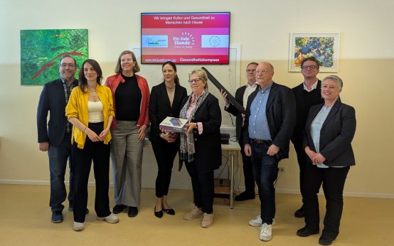 Smart City Wiesbaden: Im Nachbarschaftshaus ist die Freude über das neue technische Equipement groß.