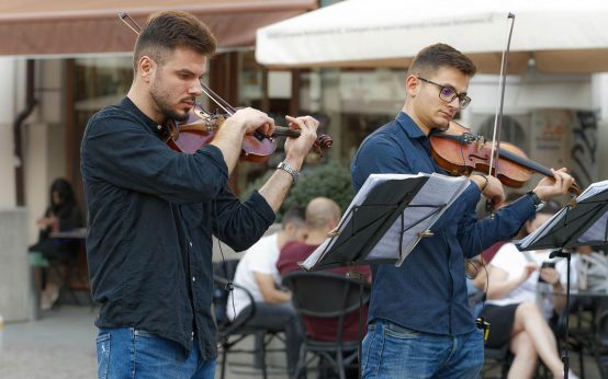 Straßenmusiker in der Fußgängerzone, oft Hibbymusiker.