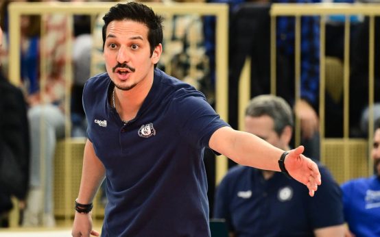 Tigin Yağlioğlu am Spielfeldrand.