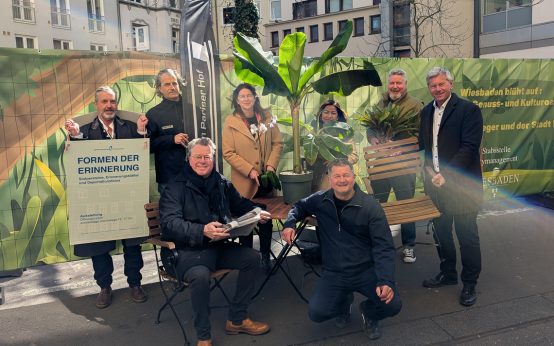 v.l.n.r.: Georg Habs (Museum Spiegelgasse), Fabian Kuhl (Theater Pariser Hof), Michael Müller (Planungsbüro Stilbruch United Designers), Bürgermeisterin Christiane Hinninger, Serema Schmitt (Restaurant Chookdee), Guido Haas (Ortsvorsteher Wiesbaden Mitte), Jens Ackermann (Citymanager), Andreas Kowol (Baudezernent).