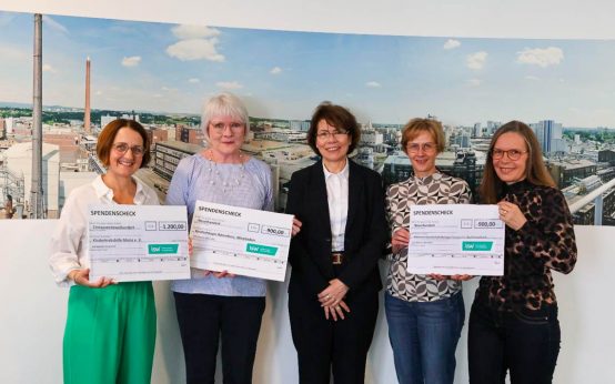 ISW-Geschäftsleiterin Cornelia Lentge (3. v. l.) überreichte Spendenschecks an Marielle Becker (Kinderkrebshilfe Mainz e.V.), Barbara Jaudes (Bärenherz-Stiftung, Wiesbaden e.V.) sowie Petra Nägler-Daniel und Beate Heiler- Thomas (Alzheimer Gesellschaft Rheingau-Taunus e.V.).
