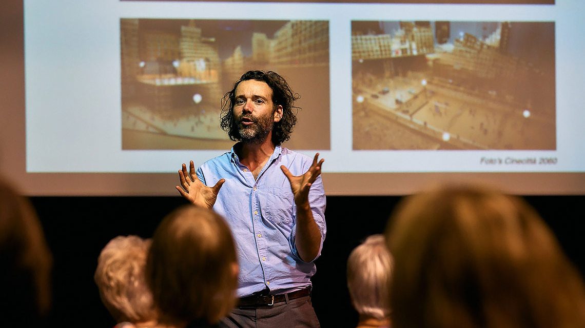 Thomas Verstraeten bei einer Lecture.