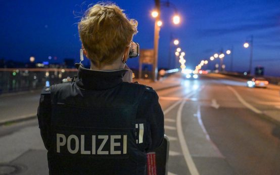 Polizeioberkommissarin Victoria Willich am Brückenkopf Mainz Kastel Laser Autos.