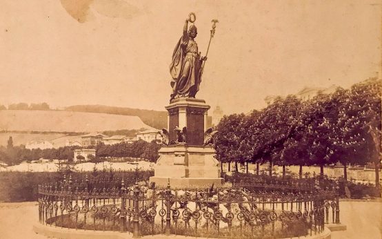 Das 1873 errichtete und 1904 abgerissene Germaniadenkmal von Hermann Schies am Eingang zum Nerotal in Wiesbaden, historische Fotografie um 1890, Privatsammlung Wiesbaden