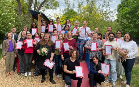 Das Team der Kita Pauline feiert den erfolgreichen Abschluss der Marte Meo-Schulung – ein Schritt, der die pädagogische Arbeit nachhaltig verändert