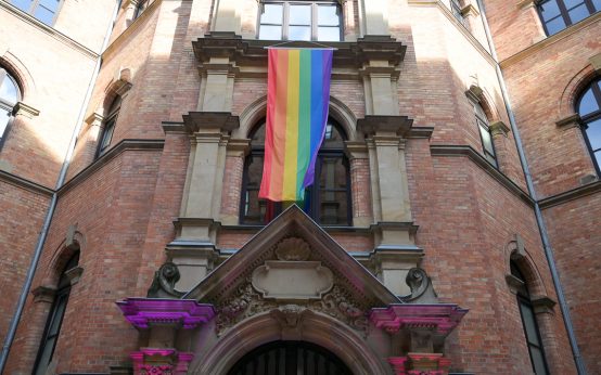 Regenbogenfahne im Rathaus und heute auch vor dem Rathaus. IDAHOBIT