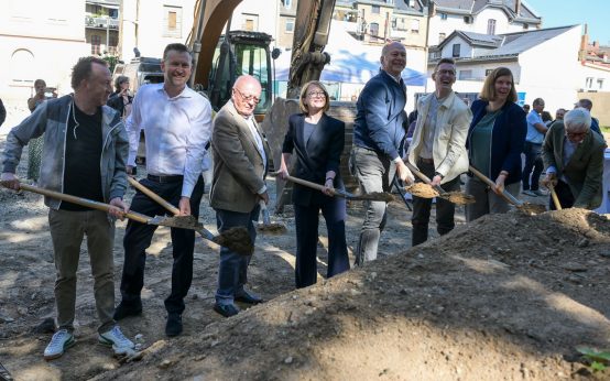 Christof Manjura, Roland Stöcklin, Horst Klee, Dr. Patricia Becher, Dr. Gerhard Obermayr, Alexander Hoffmann und Milena Löbke beim Spatenstich.