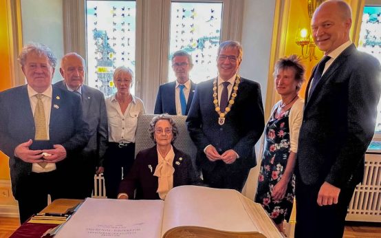 Verleihung der Bürgermedaille in Gold (v.l.n.r.): Stadtverordnetenvorsteher Dr. Gerhard Obermayr, André Doireau, Nicole Doireau, Oberbürgermeister Gert-Uwe Mende.