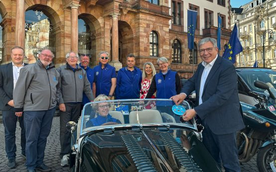 Mit einer motorisierten Sternfahrt nach Klagenfurt und Zagreb wirbt der Verein „Wheels for Europe“ erneut für ein geeintes Europa. Oberbürgermeister Gert-Uwe Mende gab am Montag den Startschuss für das symbolische Zeichen grenzüberschreitender Freundschaft und Verständigung.