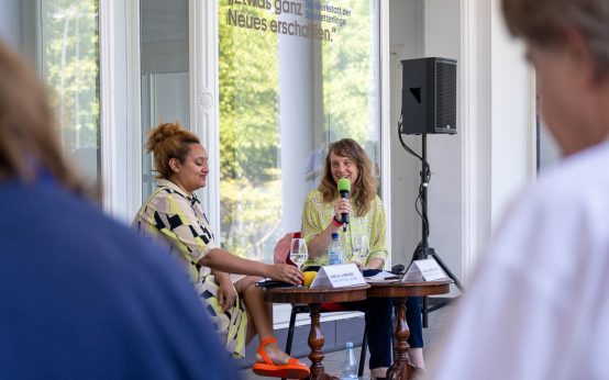 Rebecca Ajnwohner und Carolin Hochleichter stellen das Programm der Wiesbaden Biennale 2025 vor.