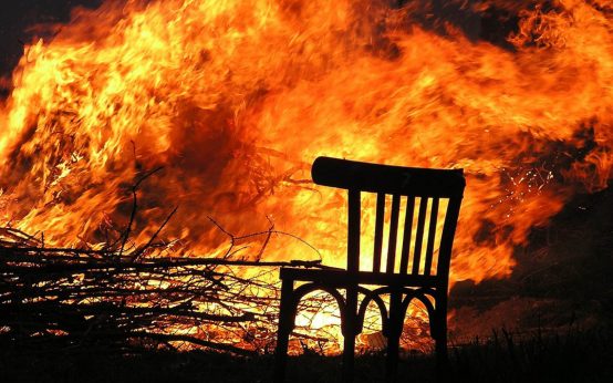 Kettenbruch & Gurdulic: Brennender Sperrmüll, Symbolfoto. Stuhl steht im Vordergrund von Flammen.
