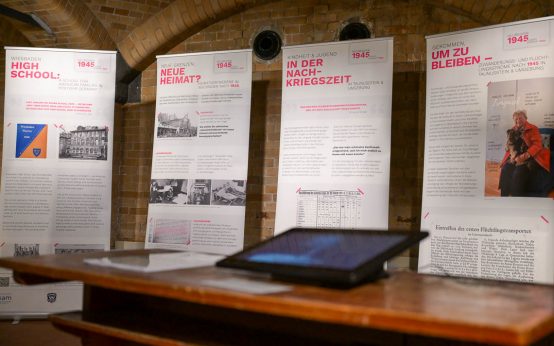 Erinnerungskultur im Sam – Stadtmuseum am Markt. Vier Schulen intervenieren, thematisieren de Neubeginn 1945 und ziehen Parallelen zu 2025.