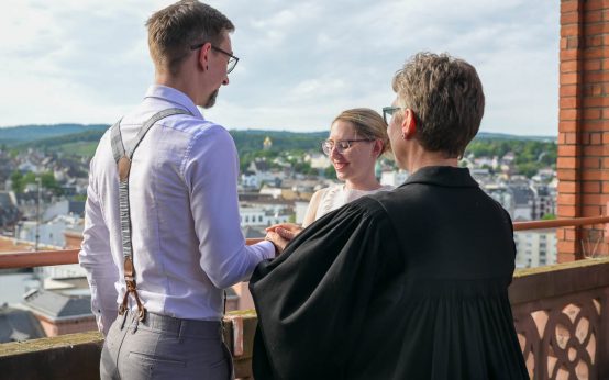 Hochzeitsfest, kirchliche Trauung über den Dächern von Wiesbaden.
