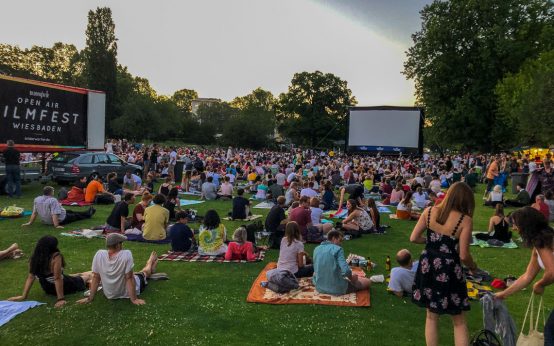 Open Air Kino in den Reisinger Anlagen.