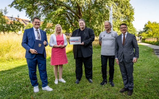 Ministerpräsident Boris Rhein mit Jugendleiter Dirk Münkel und Sebastian Heil, erster Vorsitzender des Sportclubs 1959 Dortelweil e.V., Sportministerin Diana Stolz und Bad Vilbels Bürgermeister Sebastian Wysocki bei der Bescheidübergabe auf dem Hessentag in Bad Vilbel. ©2025 Peter Jülich / Hessische Staatskanzlei