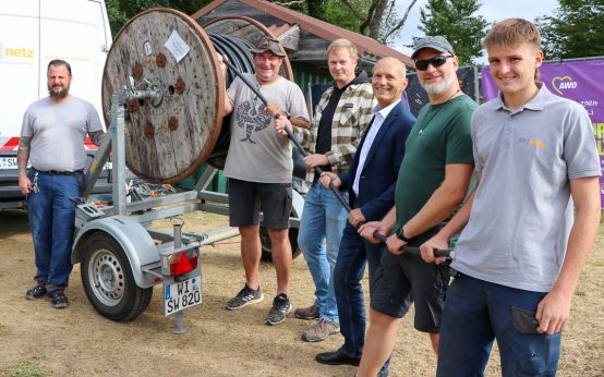 Es freuen sich über die Lieferung der Kabeltrommel mit 160 m hochwertigem Stromkabel (v. li. n. re.) Marco Zindel (Freileitung/sw netz), Jörg Lange (1.Vorsitzender AWO Taunusstein), Marcel Nikol (Leiter Prozessinformatik sw netz und Betreuer beim Ferienspaß), Peter Lautz (Geschäftsführer sw netz), Martin Schlacht (Leiter des Organisationsteam) und Georg-Josef Hildebrandt (Freileitung/ sw netz).