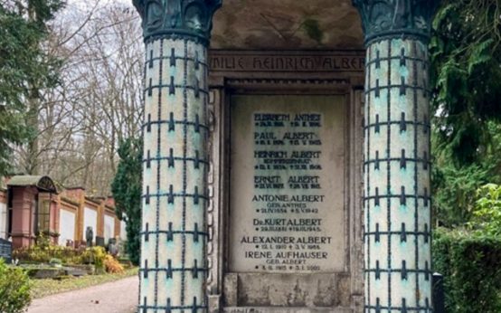 Restaurierung des Portikus der Grabstätte Albert-Aufhauser in Wiesbaden