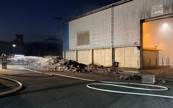 Feuerwehreinsatz in Wiesbaden: Brand in der Abfallumschlaganlage Dyckerhoffbruch