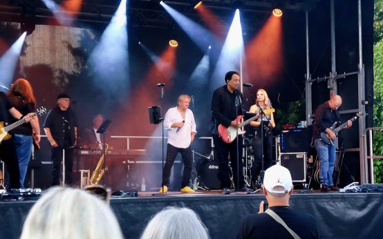 TV-Moderator Cherno Jobatey und die Grooving Doctors rocken den Draiser Hof – für mehr Nähe auf vier Rädern: die Glücksfahrten des ASB.