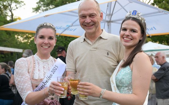 Jasmin I, Stadtverordnetenvorsteher Dr. Gerhard Obermayr, Viktoria I. bei der Fichte.