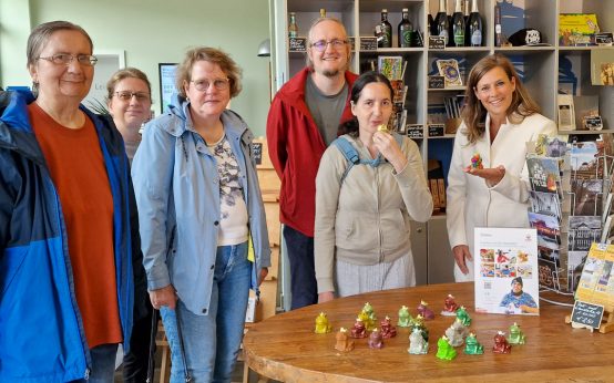 Kunst mit Haltung: In der Tourist Information am Marktplatz finden sich handgefertigte Unikate aus der EVIM-Tagesstätte – ein Beitrag zu gelebter Inklusion.