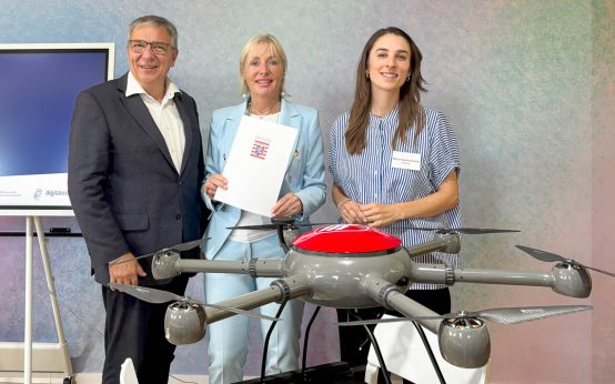 Oberbürgermeister Gert-Uwe Mende, Digitalministerin Pro. Dr. Kristina Sinemus und Smart City-Dezernentin Maral Koohestanian.