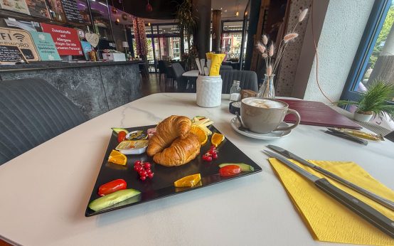 Frühstück im Cafe Sonderbar, Warum nicht.