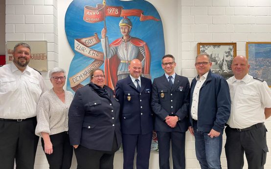 Daniel Sladitschek (Mitte) ist der erste Stadtjugendwart der Feuerwehr Eltville. Mit dabei: Stellvertreter*innen, Bürgermeister Patrick Kunkel und die Feuerwehrspitze der Stadt.