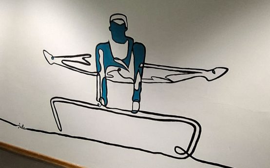 Schülerinnen und Schüler der Gutenbergschule bemalten den Flur der Sporthalle am 2. Ring – ein öffentliches Kunstwerk über Bewegung und Zusammenhalt. ©2025 Wochenvideo GUM
