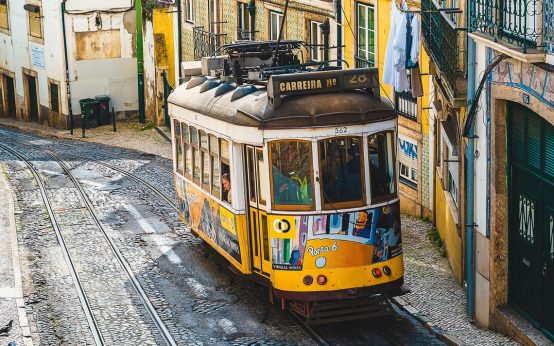 Rollendes Wahrzeichen: Die gelbe Straßenbahn Nr. 28 schlängelt sich durch Lissabons historische Viertel – ratternd, nostalgisch und mit besten Aussichten auf die Stadt am Tejo.
