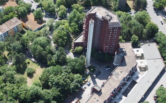 Rotes Hochhaus im Schelemgraben.