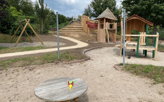Abenteuer am Hang: Der neu gestaltete Spielplatz in der Rieslingstraße bietet mit Hängebrücke, Rutsche und Sandbaustelle vielfältige Spielmöglichkeiten für Kinder jeden Alters.