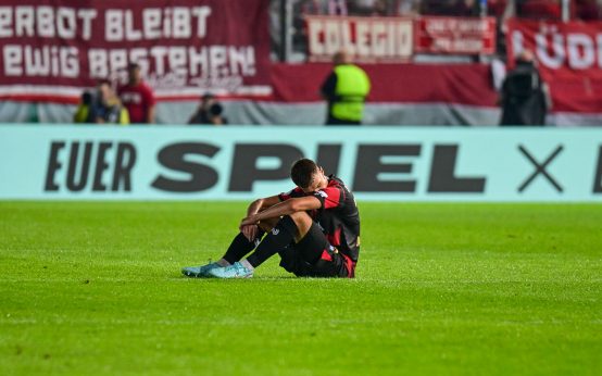 SV Wehen Wiesabden bietet dem FC Bayern München die Stirn.