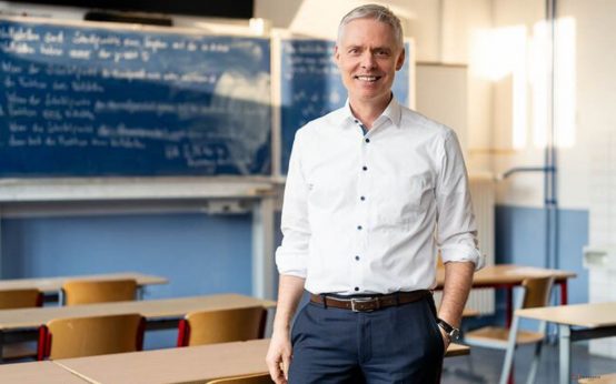 Bildungsstaatssekretär Dr. Manuel Lösel begrüßt die neuen Fünftklässlerinnen und Fünftklässler der Elisabeth-Selbert-Schule Wiesbaden zum Schulstart 2025.