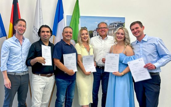 Foto: (v.l.) Thomas Speth, Amtsleiter für Soziales, Ali Demirel, Mohamad Moussa, Viktoriia Filvakova, Bürgermeister Patrick Kunkel, Yana Bezuhla und Yevhenii Bezuhlyi. Auf dem Foto fehlt Vivienne Nazarian.