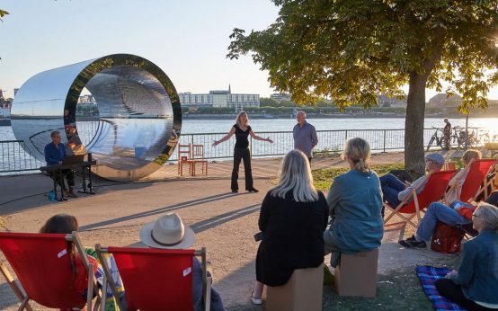 Improtheater am Rheinufer macht Kunst und Landschaft erlebbar