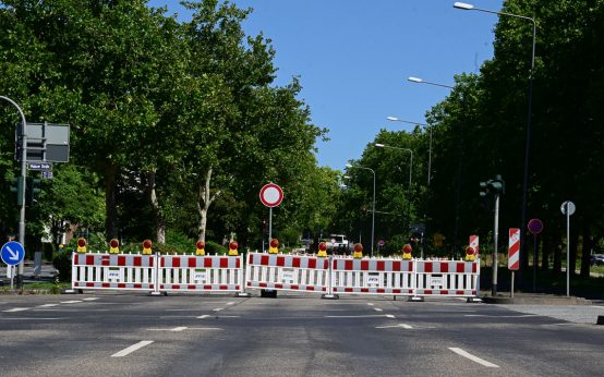 Gustav-Stresemann-Ring Mainzer Straße. Verkehr gesperrt.