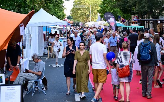 Taunusstraßenfest, flanierende Gäste...