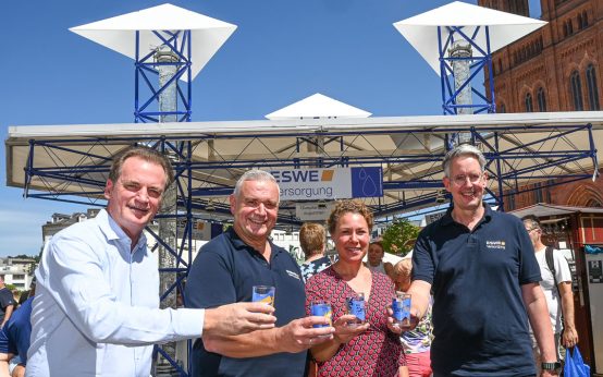 Wasserstand: Sorgen für Erfrischung beim Weinfest (v. l.): Prof. Dr. med. Martin Liebetrau, ESWE- Vorstands-Chef Jörg Höhler, Künstlerin Mirjam Pönisch und ESWE- Vorstandsmitglied Dr. Oliver Malerius.
