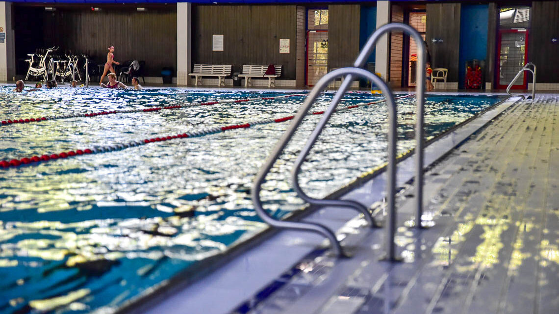 Archivfoto als Symbolbild: Schwimmhalle im Betrieb. Hallenbäder in Wiesbaden.