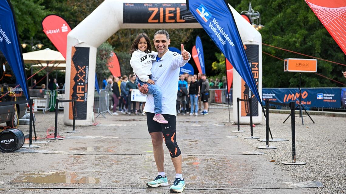 FILIPPO LAISA läuft alleine mehr als 170 Runden. Hier im Ziel, mit Tochter auf dem Arm.