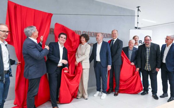 Oberbürgermeister Mende, Schuldezernent Dr. Schmehl und Baudezernent Kowol enthüllen zusammen mit der Schulgeeinschaft den Leitgedanken Artikel 3 GG der Elisabeth-Selbert-Schule – Symbol für Gleichberechtigung und modernes Lernen.